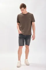 Bermuda de jean gris oscuro con bajo deshilachado.