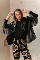 Biker short de tiro alto con diseño jacquard estampado con letras abstractas en tonos blanco, negro y beige. Presenta un ajuste ceñido al cuerpo y terminaciones con borde reforzado.