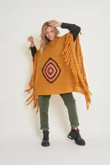 Poncho artesanal color mostaza de lana y acrílico con aplique en crochet y terminación en flecos.