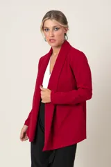 Blazer rojo de corte recto, con cuello solapa y mangas largas.