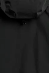 Cazadora deportiva de esquí en color negro, confeccionada en tejido técnico impermeable de tres capas con costuras y cremalleras termoselladas. Cuenta con capucha ajustable, ventilación en axilas, puños con ajuste de tira adherente y puño interior elástico con abertura para el pulgar. Incluye sistema de rescate RECCO y faldón interior para protección contra el frío.