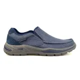 Mocasines Skechers Arch Fit Motley Daven para hombre, color azul denim con detalles en gamuza azul marino en el talón. Cuentan con plantilla Arch Fit removible con soporte de arco certificado por podólogos, diseño Relaxed Fit para mayor comodidad en la puntera y entresuela acolchada. Suela de goma flexible.