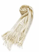 Bufanda de tejido suave con diseño a cuadros en tonos blanco, gris y negro, con flecos en los extremos.