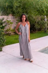 Vestido largo rojo, sin mangas, con escote en V pronunciado y corte amplio.