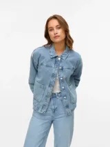 Campera estilo shacket de denim en tono celeste claro, con cuello camisero, cierre frontal de botones metálicos y amplios bolsillos frontales aplicados.