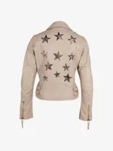 Chaqueta de cuero negra con cierre asimétrico, cuello con solapas y múltiples estrellas plateadas estampadas en la espalda.