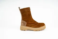 Bota de caña media confeccionada en gamuza color marrón, con cierre frontal y suela track de goma en tono beige.