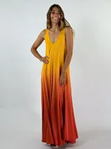 Vestido largo amarillo con degradé a verde, escote en V y corte suelto.