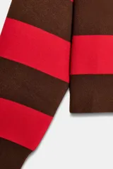 Jersey de punto a rayas horizontales en color marrón y rojo, con cuello polo y cierre frontal parcial, de manga larga y diseño holgado.