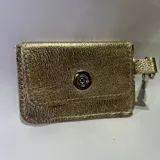Tarjetero pequeño de cuero sintético dorado con cierre de broche metálico plateado.