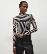 Blusa de manga larga ajustada al cuerpo, confeccionada en tejido de tule con cuello alto y diseño de estampa geométrica abstracta en tonos blanco y negro.