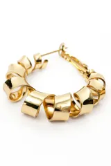 Aros tipo argolla dorados con diseño en espiral.
