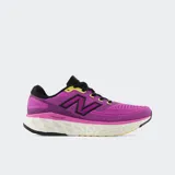 Championes de running New Balance Fresh Foam X Evoz V4, color fucsia/violeta con detalles en negro y amarillo neón. Presentan una entresuela gruesa de espuma blanca y el logo 'N' en negro en el lateral.
