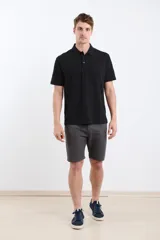 Remera verde con cuello polo y tapeta de dos botones. Corte clásico y mangas cortas.