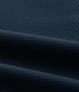 Bermuda deportiva Get Over de color azul marino, con cintura elástica ajustable mediante lazo y dos bolsillos laterales con cierre de cremallera.