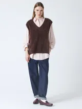 Chaleco de tejido de punto grueso, color marrón oscuro, con cuello en V y sin mangas.