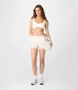 Short deportivo runner de la marca Get Over, color blanco, con cintura ancha elástica y bajo redondeado.