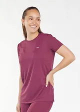 Camiseta deportiva color borgoña, de tejido transpirable y secado rápido.