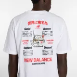 Remera de algodón de manga corta con cuello redondo, color blanco, con un pequeño gráfico serigrafiado en color rojo en el pecho que representa un tazón de ramen y el logo de la marca.