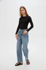 Pantalón de jean celeste de tiro alto, con corte recto y lazo ajustable en la cintura.