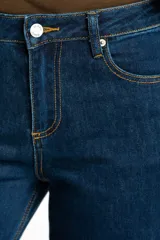 Pantalón jean de corte wide leg, tiro alto y color azul oscuro, con diseño clásico de cinco bolsillos y costuras en contraste.