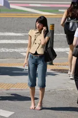 Chaqueta entallada color beige con cuello solapa, manga corta abullonada y doble botonadura frontal.