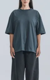 Remeron de corte relajado y amplio, con hombros caídos y mangas cortas. Confeccionado en algodón premium, presenta un largo a la altura de la cadera.