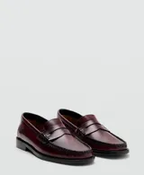 Zapato tipo mocasín de piel bovina en color bordó, con diseño clásico de punta redonda y detalle de antifaz en el empeine.