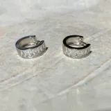 Aros tipo argolla de plata 925 con acabado en oro de 18k y circonias incrustadas.