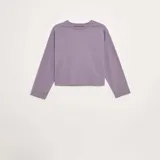 Camiseta de manga larga confeccionada en tejido de punto color púrpura, con cuello redondo y corte holgado.