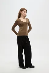 Remera de manga larga con cuello en V, confeccionada en viscosa, con un ajuste entallado al cuerpo.