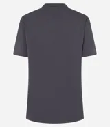 Remera de algodón color gris oscuro con cuello redondo y manga corta. Presenta un estampado grande con el logo de "Tom and Jerry" en blanco y los personajes Tom y Jerry.