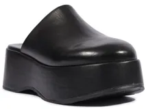 Zueco de cuero negro con plataforma alta y diseño minimalista de punta redondeada.