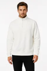 Sudadera de cuello alto con cierre frontal parcial, de manga larga y diseño liso en color crudo.