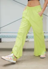 Pantalón de corte semi oxford confeccionado en poplín de algodón, con cintura elastizada ancha, tiro medio, bolsillos delanteros y tajos en los laterales externos.