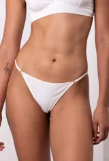 Bombacha de algodón con diseño regulable en los costados, de corte minimalista y discreto.