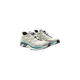 Championes de diseño técnico MM6 Maison Margiela x Salomon Cross Low, en color beige con detalles en turquesa, negro y blanco, con suela estructurada y sistema de ajuste rápido.