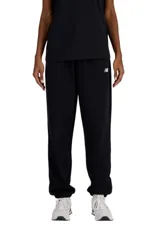 Pantalon de jogging New Balance French Terry Jogger, color negro, con cintura elástica y puños en los tobillos. Presenta el logo de la marca bordado en blanco en la pierna izquierda.