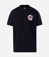 Remera de algodón color negro con cuello redondo y manga corta. Presenta una estampa en la espalda con la imagen de la banda The Cure y efecto de pintura chorreada, junto con el logo de la banda en color rojo.