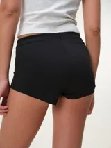 Micro short de microfibra color blanco, con cintura elástica y diseño ajustado.