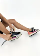 Championes de cuero vacuno con estampado animal print de cebra, detalles en cuero azul metalizado y puntera de gamuza negra.