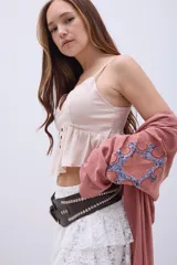 Musculosa color rosa pálido de lino, con breteles finos ajustables y espalda con fruncido elastizado.