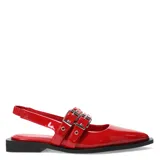 Zapatos tipo slingback de charol negro con puntera en punta y suela plana. Presentan dos tiras decorativas con hebillas metálicas plateadas sobre el empeine.