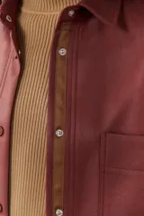 Polera de tejido morley color azul, con cuello alto y mangas largas, de corte ajustado al cuerpo.