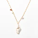 Collar dorado con cadena de eslabones rectangulares y dije de caracol blanco con detalles dorados. Incluye pequeñas piedras de colores colgando de la cadena.