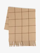 Bufanda de tejido suave y ligero, color beige con diseño de cuadros en marrón. Presenta flecos en los extremos.