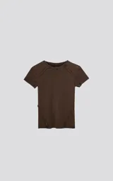 Remera de manga corta y cuello redondo, de corte ajustado al cuerpo, confeccionada en tejido ribb de algodón con costuras visibles decorativas.