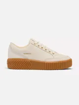 Championes Sorel modelo Ona Ave Low Sneaker, color blanco con suela alta de plataforma en tono caramelo y detalles dorados en los ojalillos y la marca en el lateral.