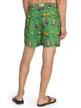 Short de baño de secado rápido con estampado de guacamayos sobre fondo verde. Cuenta con cintura elástica, cordón ajustable, bolsillos laterales y bolsillo trasero.