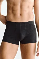 Pack de tres calzoncillos tipo trunk de algodón con elástico revestido en la cintura y frente forrado. Incluye colores negro, gris oscuro y gris claro.